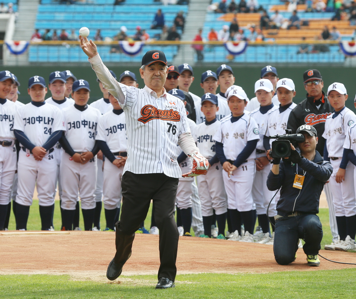 개막전 시구에는 강병철 전 감독
